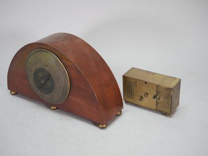 BAYARD
Pendule borne de forme demi-lune en...