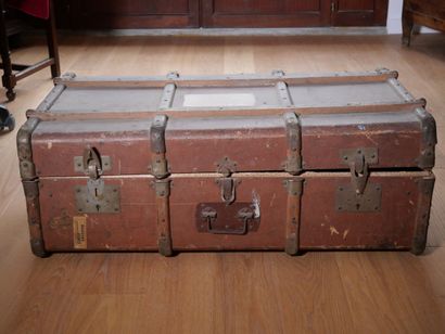 Malle de voyage en bois partiellement gainée...