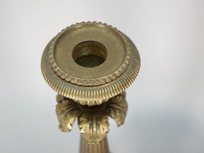 Paire de flambeaux en bronze verni or, le...