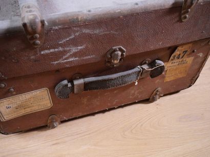 Malle de voyage en bois partiellement gainée...