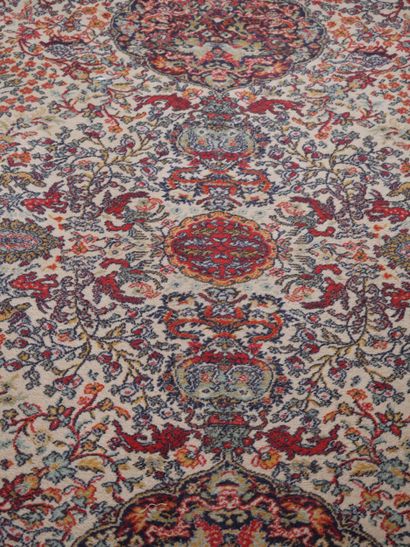 Tapis mécanique en laine de style oriental,...