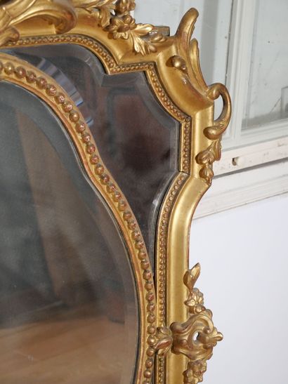 Miroir à parecloses à contours mouvementés...