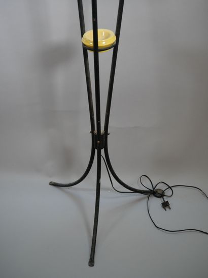 Lampadaire tripode en métal laqué noir à...