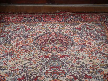 Tapis mécanique en laine de style oriental,...