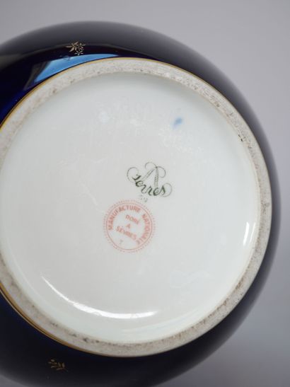 SEVRES
Porcelain vase with a Sèvres blue...