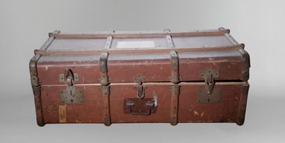 Malle de voyage en bois partiellement gainée...