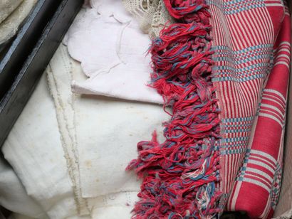 Important ensemble de linge ancien, napperons...