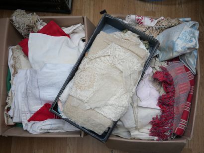 Important ensemble de linge ancien, napperons...