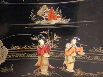 CHINE
Cabinet en bois laqué noir et doré...