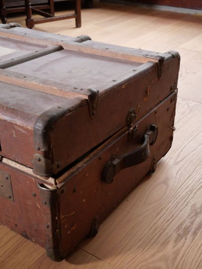 Malle de voyage en bois partiellement gainée...