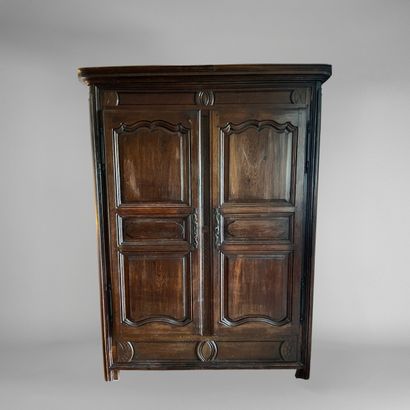 Armoire rustique en bois naturel mouluré...