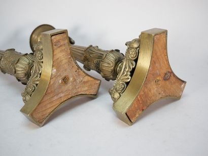 Paire de flambeaux en bronze verni or, le...