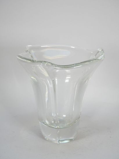 DAUM FRANCE
Molded crystal vase, the neck...