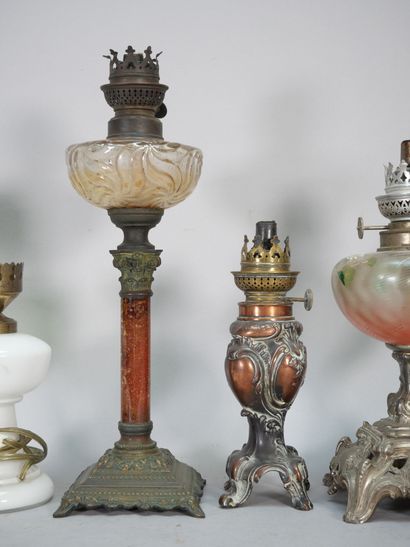 Réunion de 6 lampes à pétrole. Diversité...