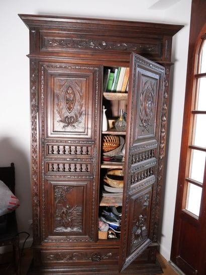 Armoire bretonne en bois naturel mouluré...
