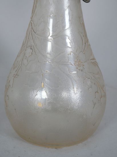 Reunion of a cut-crystal carafe, the swollen...