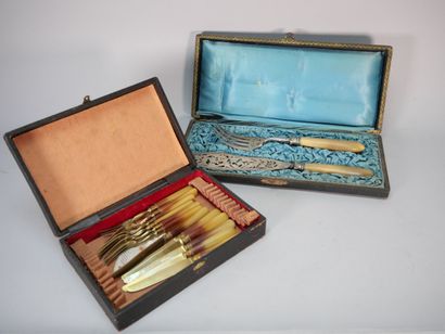 Openwork metal fish serving set with horn...