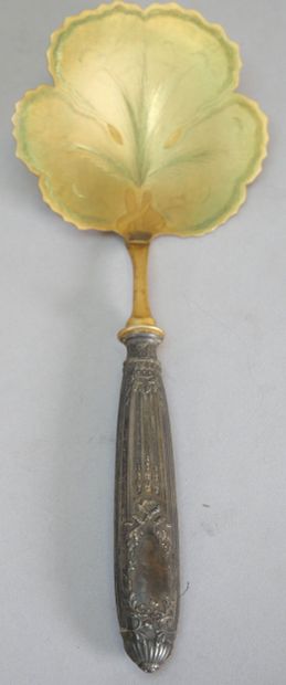 Strawberry cutlery in gilt metal, handle...