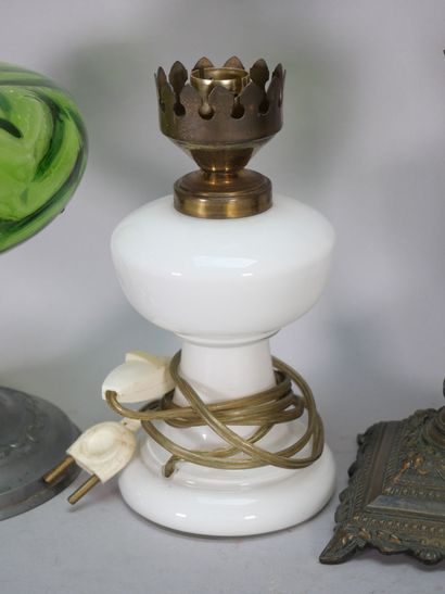Réunion de 6 lampes à pétrole. Diversité...