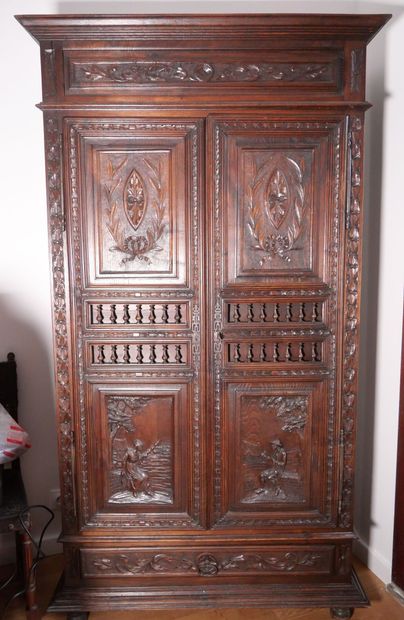 Armoire bretonne en bois naturel mouluré...