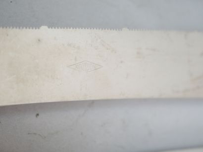 Set of mismatched knives including : 
- LUER...