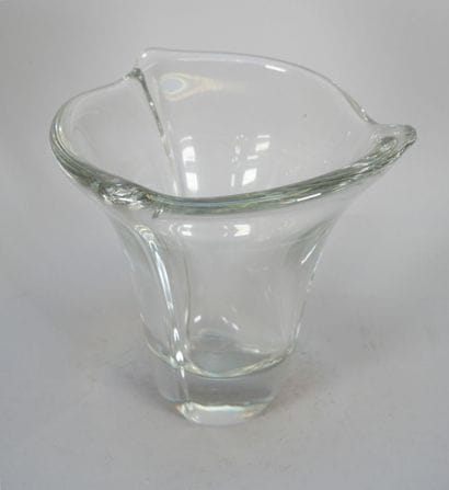 DAUM FRANCE
Molded crystal vase, the neck...