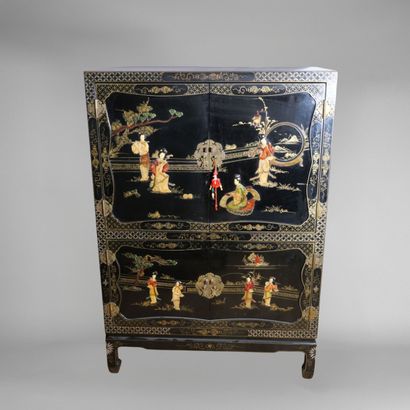 CHINE
Cabinet en bois laqué noir et doré...