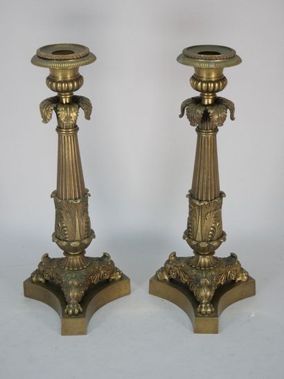 Paire de flambeaux en bronze verni or, le...