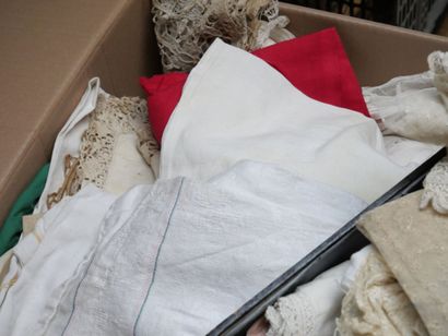 Important ensemble de linge ancien, napperons...