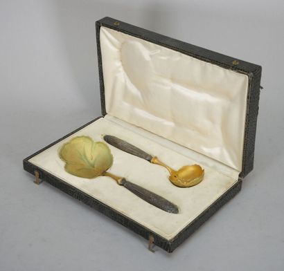 Strawberry cutlery in gilt metal, handle...