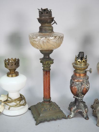 Réunion de 6 lampes à pétrole. Diversité...