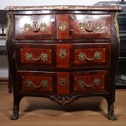 Commode de forme galbée en placage de bois...