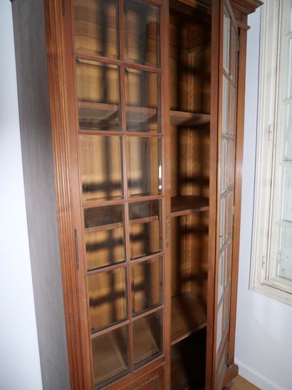 Vitrine bibliothèque en bois massif mouluré...