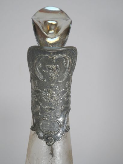 Reunion of a cut-crystal carafe, the swollen...