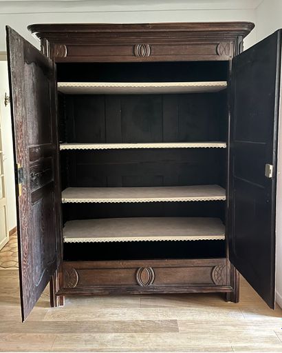 Armoire rustique en bois naturel mouluré...
