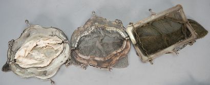 Réunion de trois sacs du soir en métal argenté...