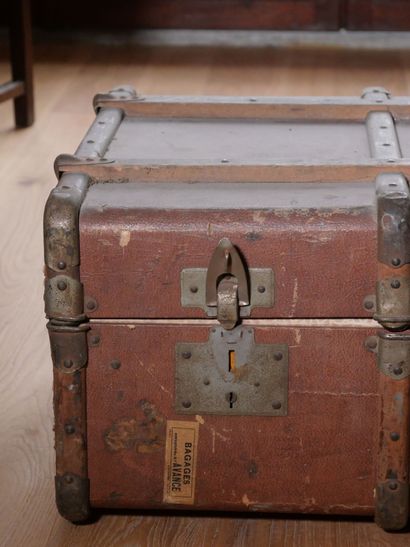 Malle de voyage en bois partiellement gainée...