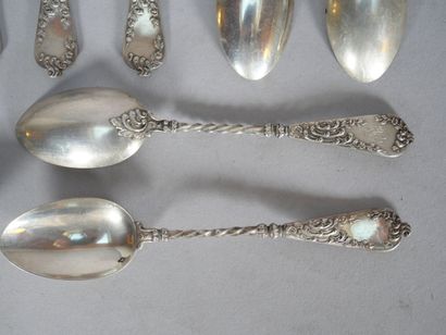 Suite of 12 Art Nouveau silver teaspoons,...