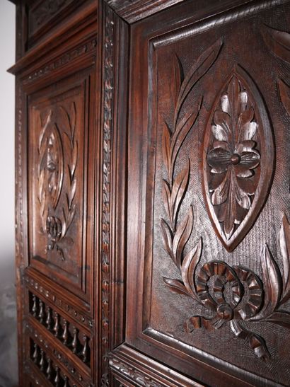 Armoire bretonne en bois naturel mouluré...