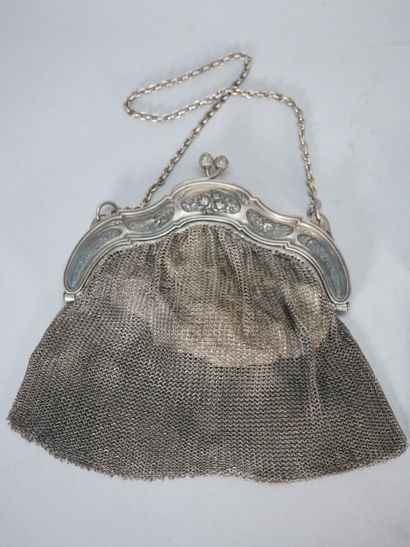 Réunion de trois sacs du soir en métal argenté...