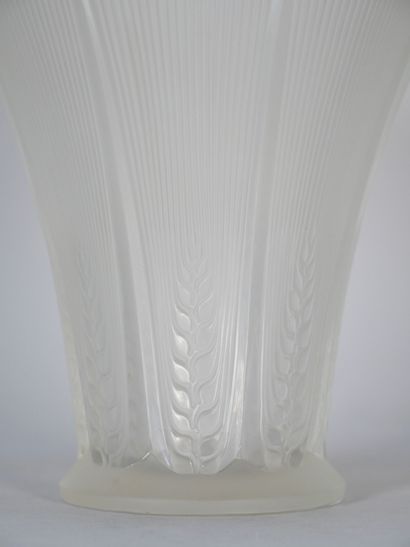 LALIQUE France
Vase in pressed molded white...