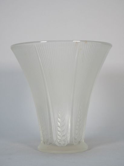 LALIQUE France
Vase in pressed molded white...