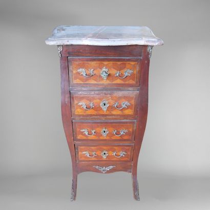 Commode haute de forme chantournée en bois...
