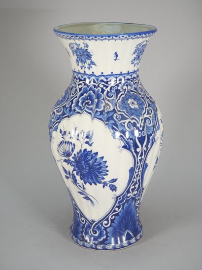 DELFT
Earthenware baluster vase with ribbed...