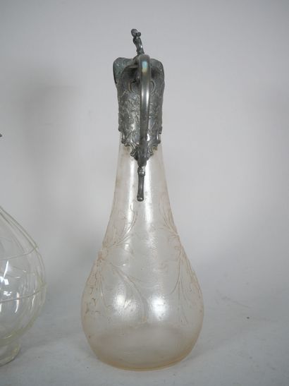 Reunion of a cut-crystal carafe, the swollen...