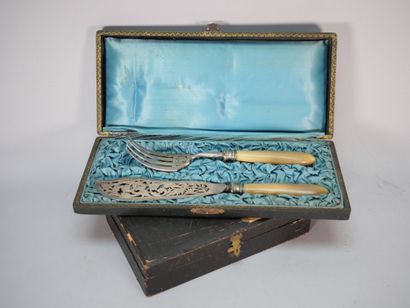 Openwork metal fish serving set with horn...