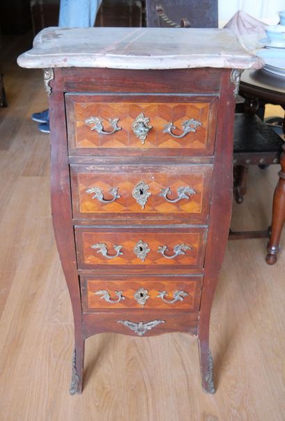 Commode haute de forme chantournée en bois...