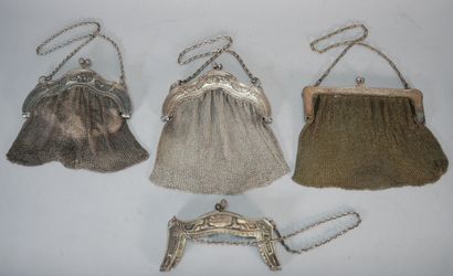Réunion de trois sacs du soir en métal argenté...