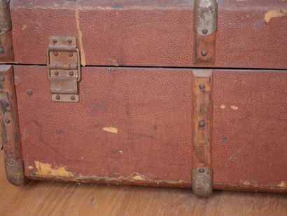 Malle de voyage en bois partiellement gainée...