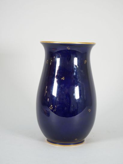 SEVRES
Porcelain vase with a Sèvres blue...